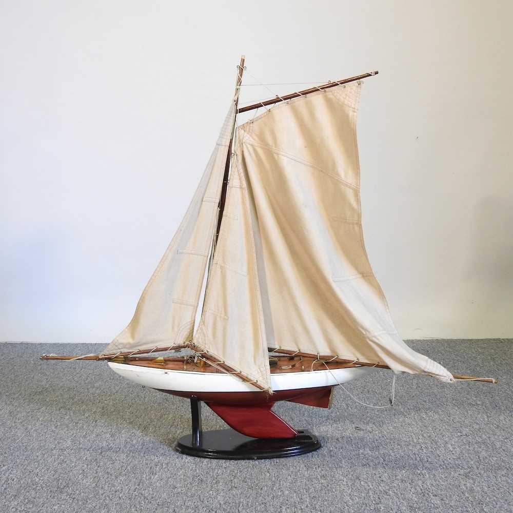 Lot 12 - A pond yacht