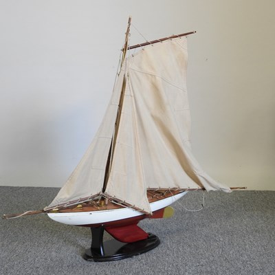 Lot 12 - A pond yacht