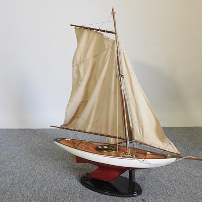 Lot 12 - A pond yacht