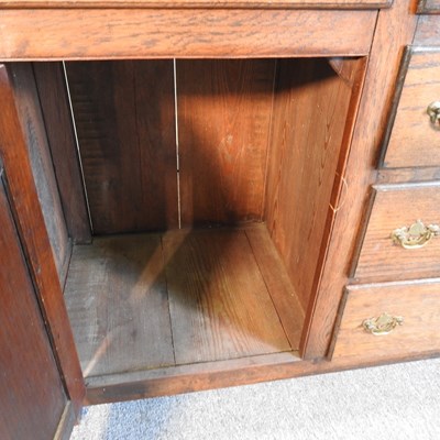 Lot 31 - An oak dresser