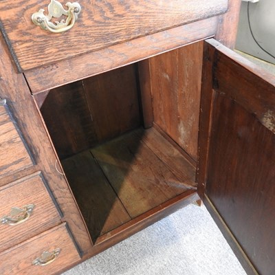 Lot 31 - An oak dresser