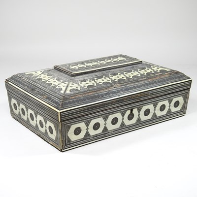 Lot 390 - An Indian box