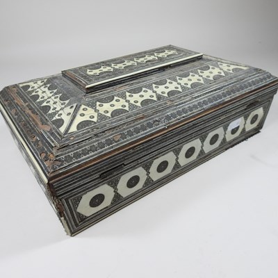 Lot 390 - An Indian box