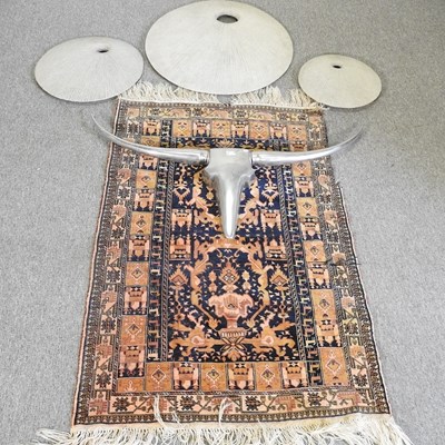 Lot 372 - Rug and ornaments