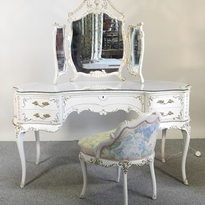 Lot 291 - A dressing table