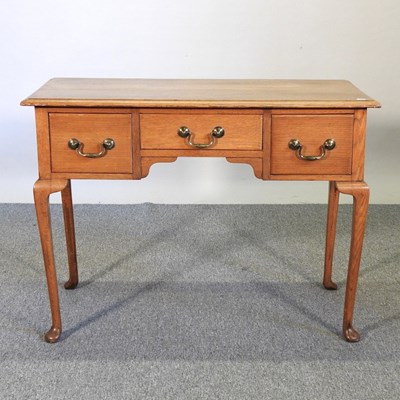 Lot 82 - An oak table