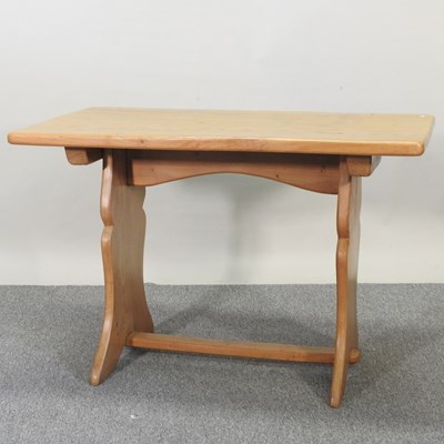 Lot 332 - A dining table