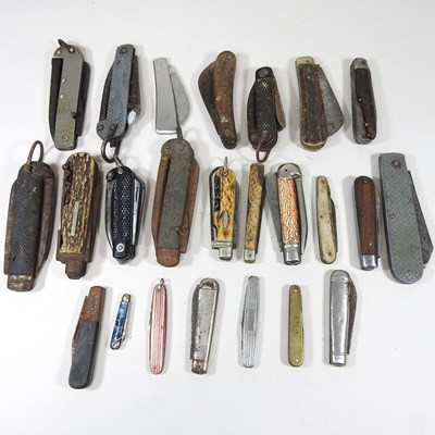 Lot 417 - A collection of knives