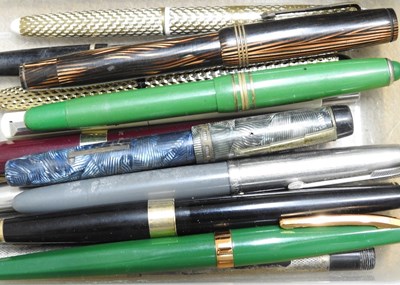 Lot 214 - A collection of pens