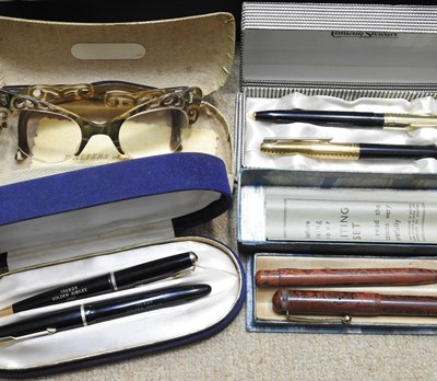 Lot 214 - A collection of pens