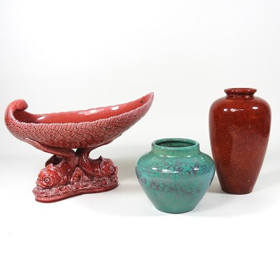 Lot 411 - A centrepiece and vases