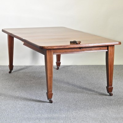 Lot 476 - A dining table