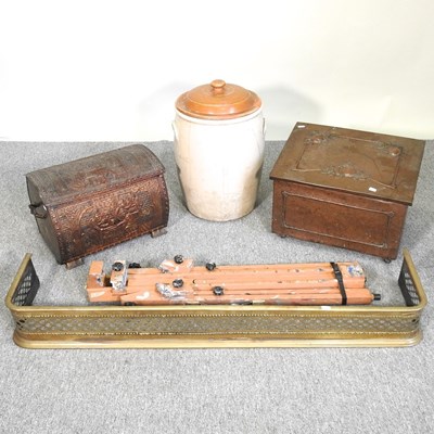 Lot 345 - A collection of items