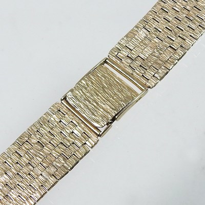 Lot 320 - A gold watch strap