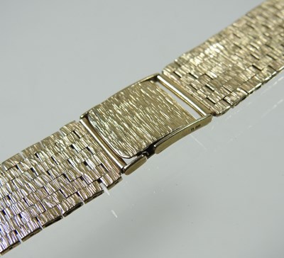 Lot 320 - A gold watch strap