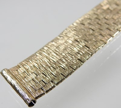 Lot 320 - A gold watch strap