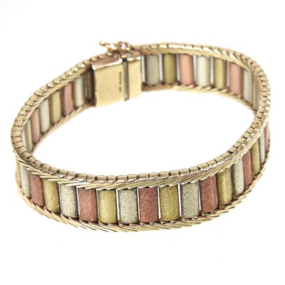 Lot 104 - A 9 carat gold bracelet