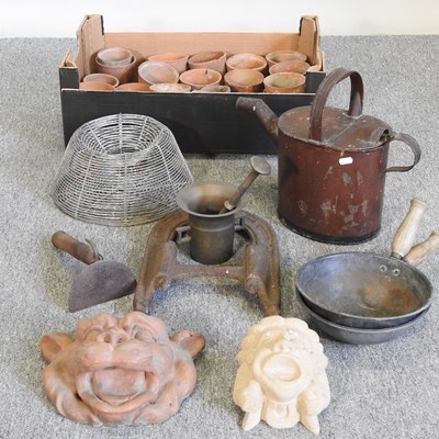 Lot 305 - A collection of garden items