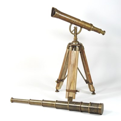 Lot 177 - A modern table telescope, on stand