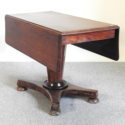 Lot 302 - A George III pembroke table