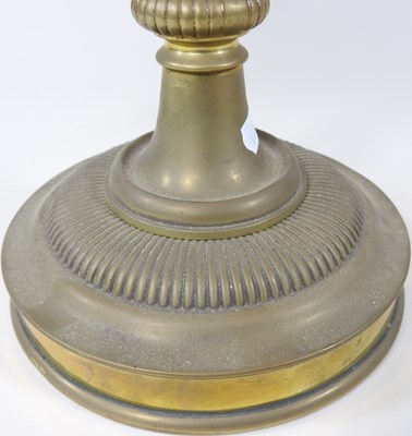 Lot 189 - An oil lamp