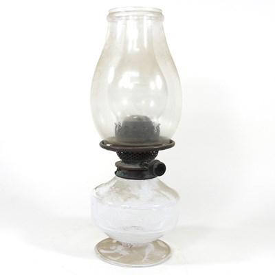 Lot 391 - An oil lamp