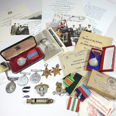Lot 13 - A collection of militaria