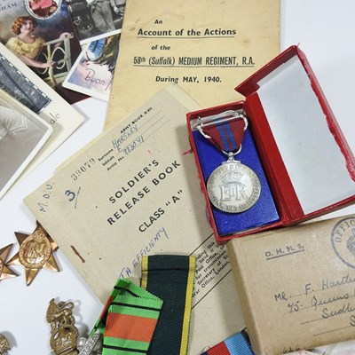 Lot 13 - A collection of militaria