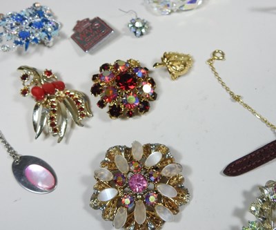 Lot 154 - Various costume jewellery