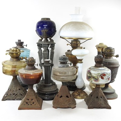 Lot 583 - A collection of lamps