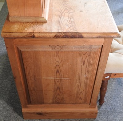 Lot 409 - A pine dressing table
