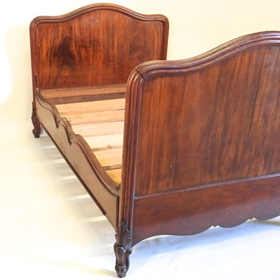 Lot 528 - A French bed