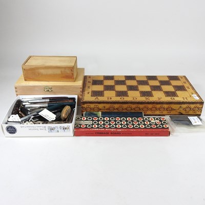 Lot 517 - Games and pocket knives