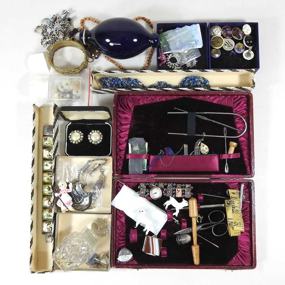 Lot 696 - A collection of jewellery