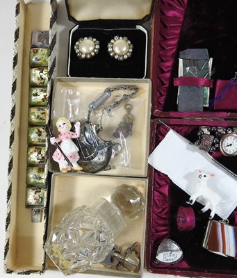 Lot 696 - A collection of jewellery