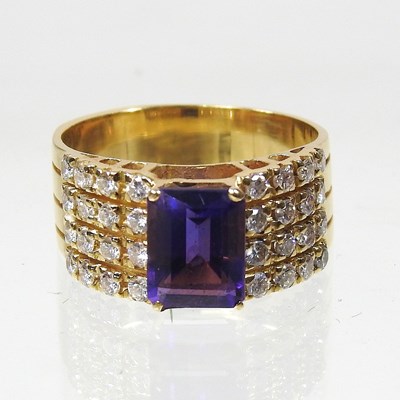 Lot 517 - An amethyst and diamond ring