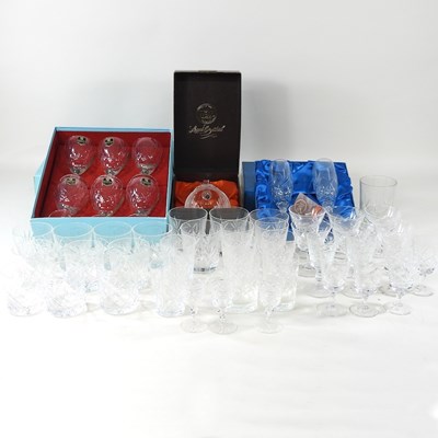 Lot 169 - A collection of glassware