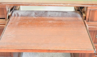 Lot 86 - A reproduction desk