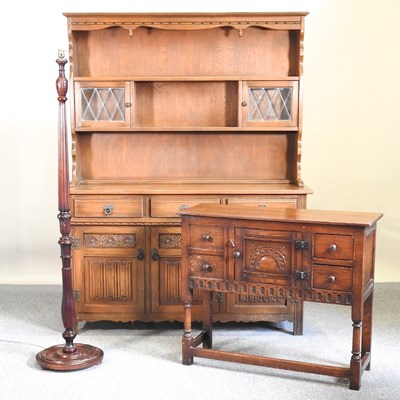 Lot 686 - A dresser and cabinet