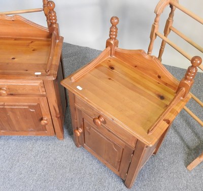 Lot 138 - A pair of cabinets