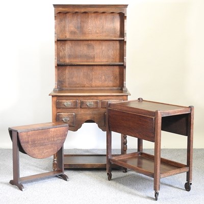 Lot 664 - An oak dresser and tables