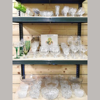 Lot 384 - A collection of glassware