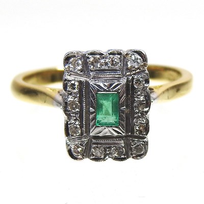Lot 29 - An 18 carat emerald ring