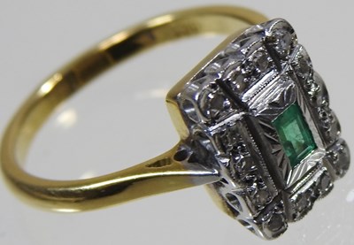 Lot 29 - An 18 carat emerald ring