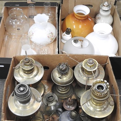 Lot 658 - A collection of oil lamps