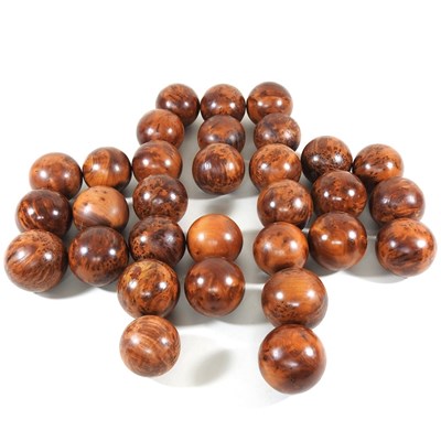 Lot 601 - A collection of balls