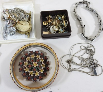 Lot 170 - A collection of costume jewellery