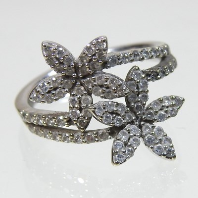 Lot 28 - A 9 carat gold double flower cluster ring