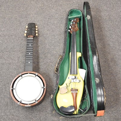 Lot 301 - A banjolele and violin