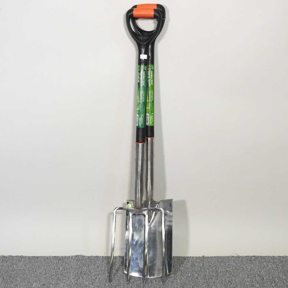 Lot 380 - A garden fork and spade set